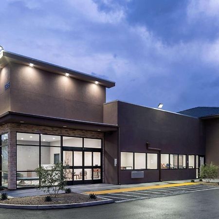 Готель Ramada By Wyndham Modesto Yosemite Area Екстер'єр фото
