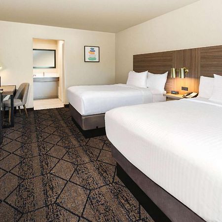 Готель Ramada By Wyndham Modesto Yosemite Area Екстер'єр фото