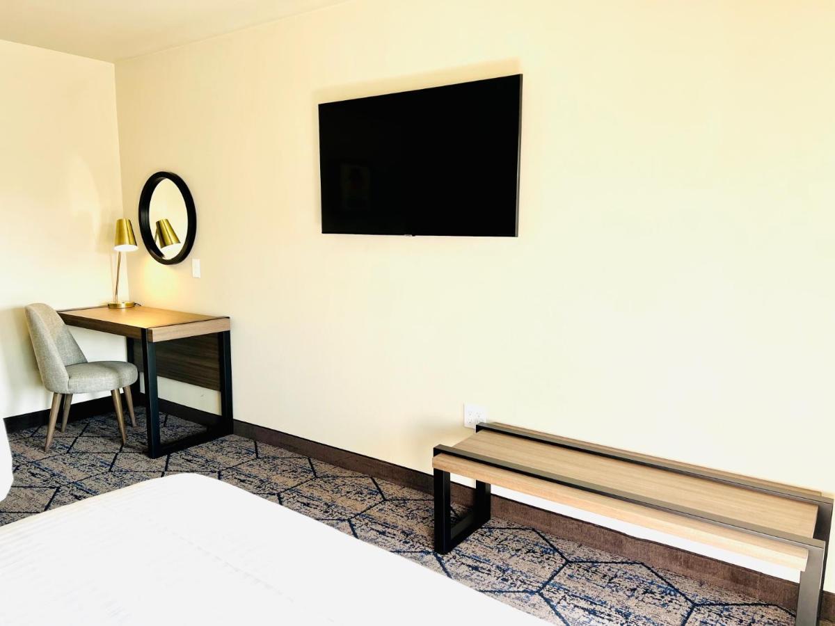 Готель Ramada By Wyndham Modesto Yosemite Area Екстер'єр фото
