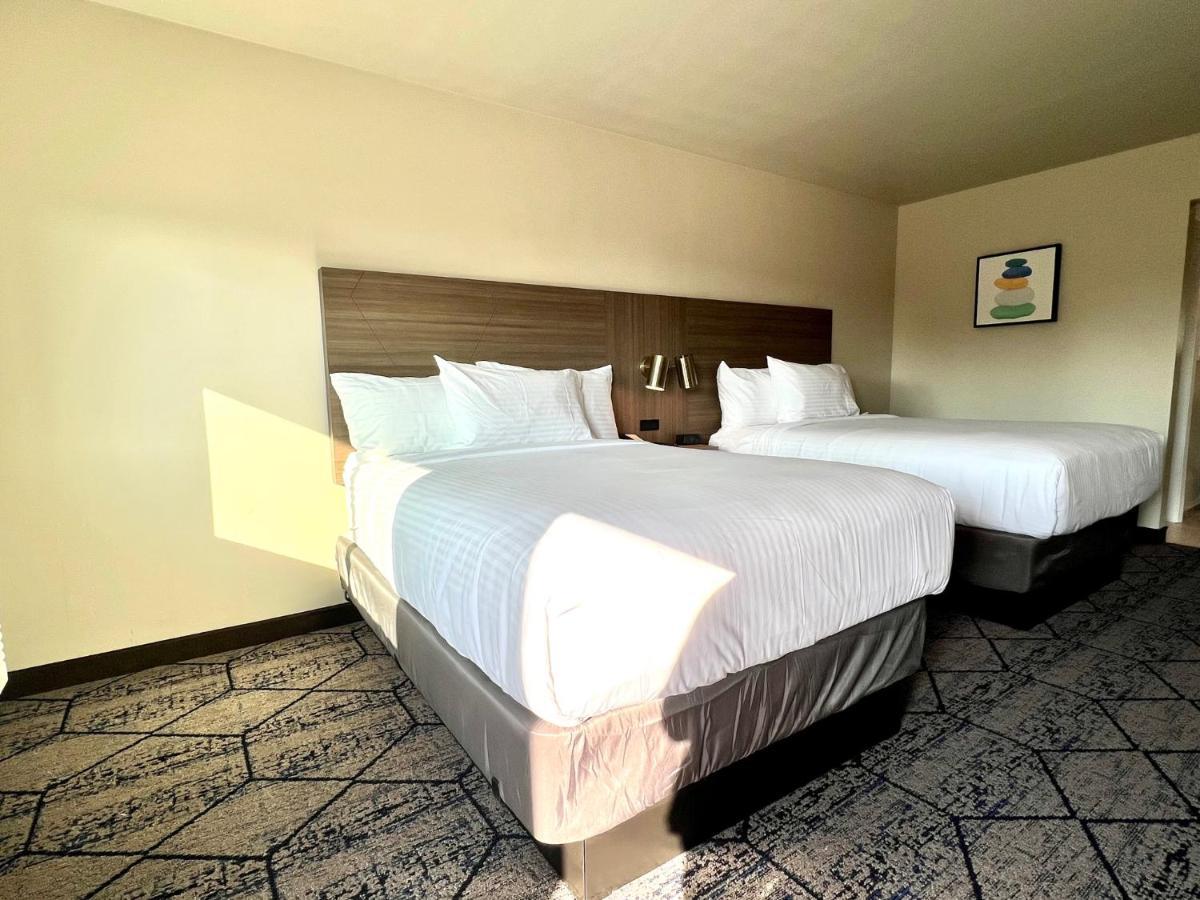Готель Ramada By Wyndham Modesto Yosemite Area Екстер'єр фото