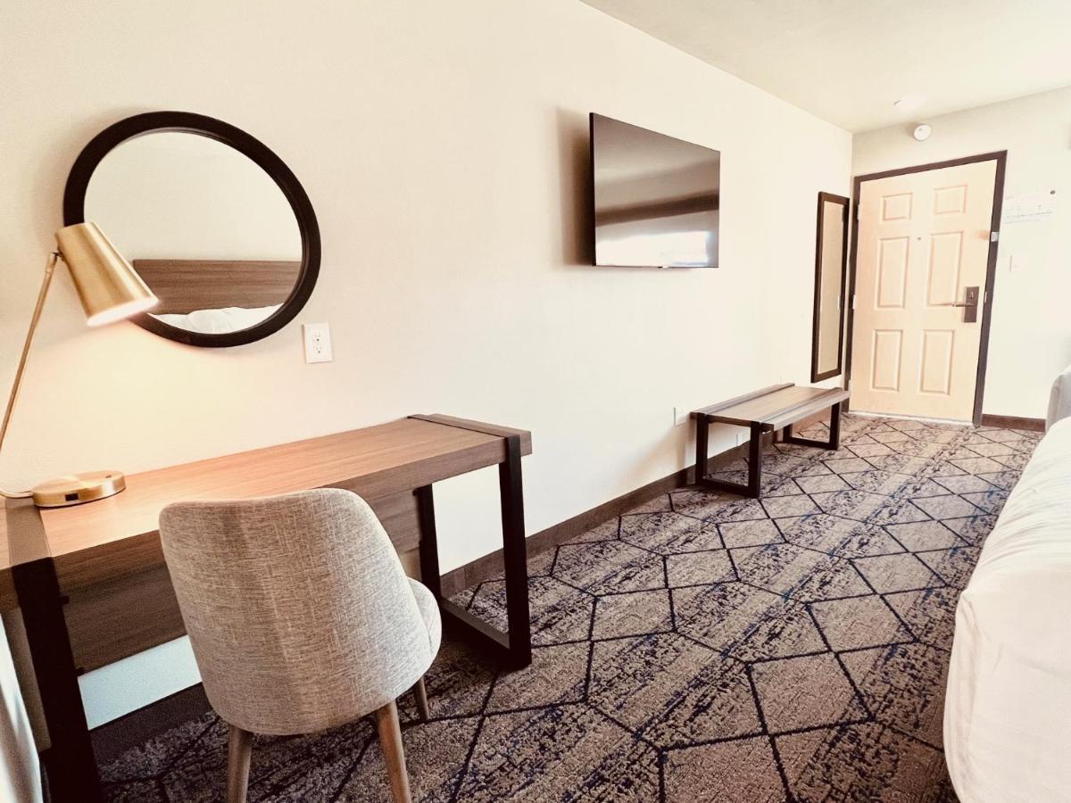 Готель Ramada By Wyndham Modesto Yosemite Area Екстер'єр фото