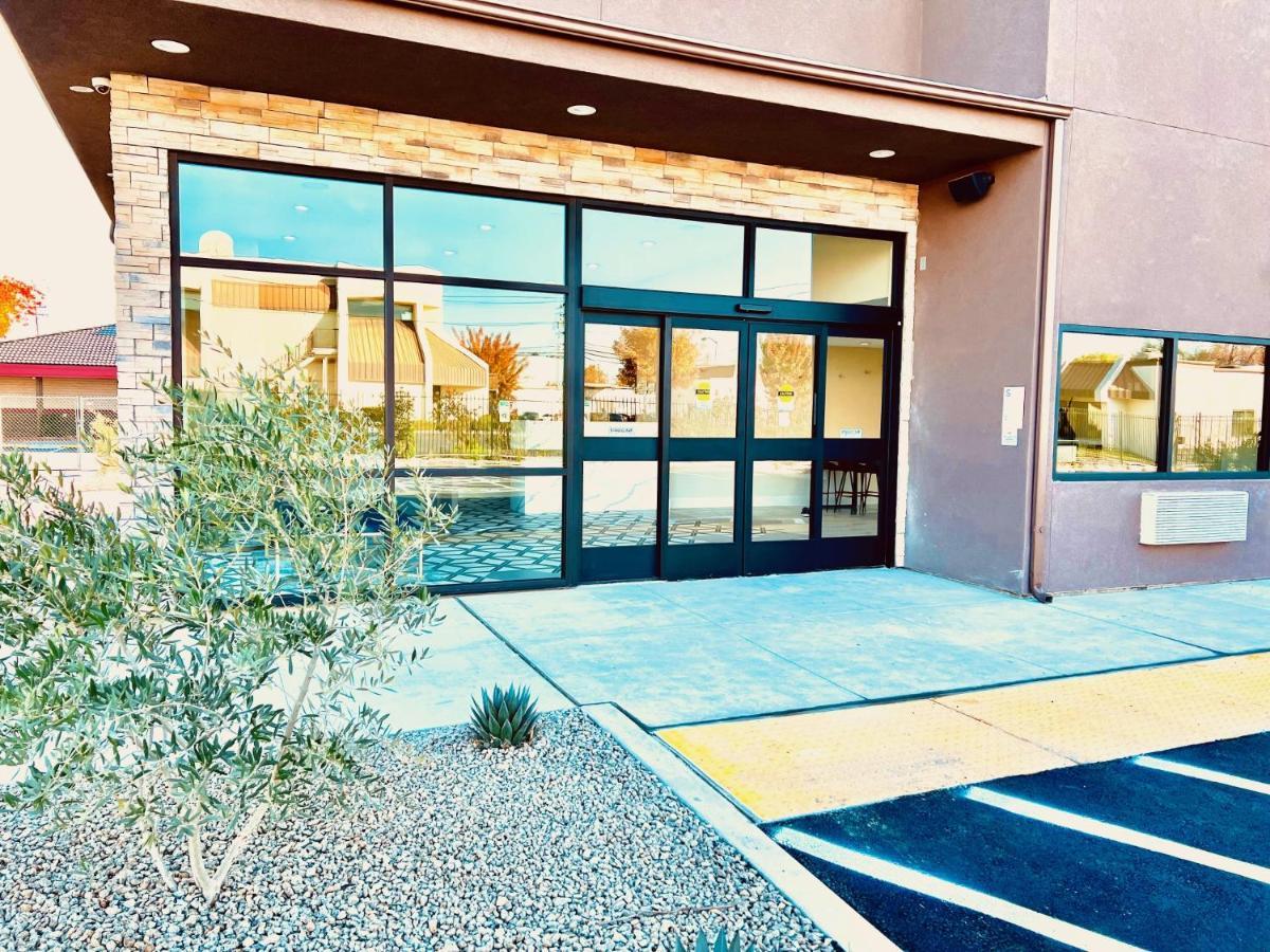 Готель Ramada By Wyndham Modesto Yosemite Area Екстер'єр фото