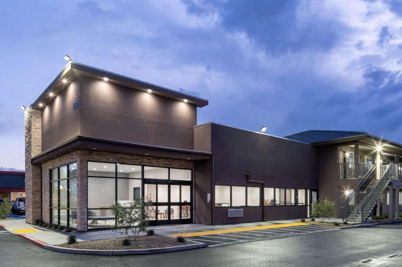 Готель Ramada By Wyndham Modesto Yosemite Area Екстер'єр фото