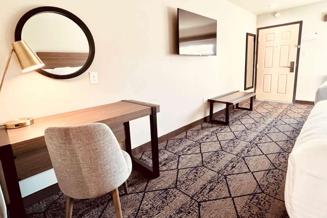 Готель Ramada By Wyndham Modesto Yosemite Area Екстер'єр фото