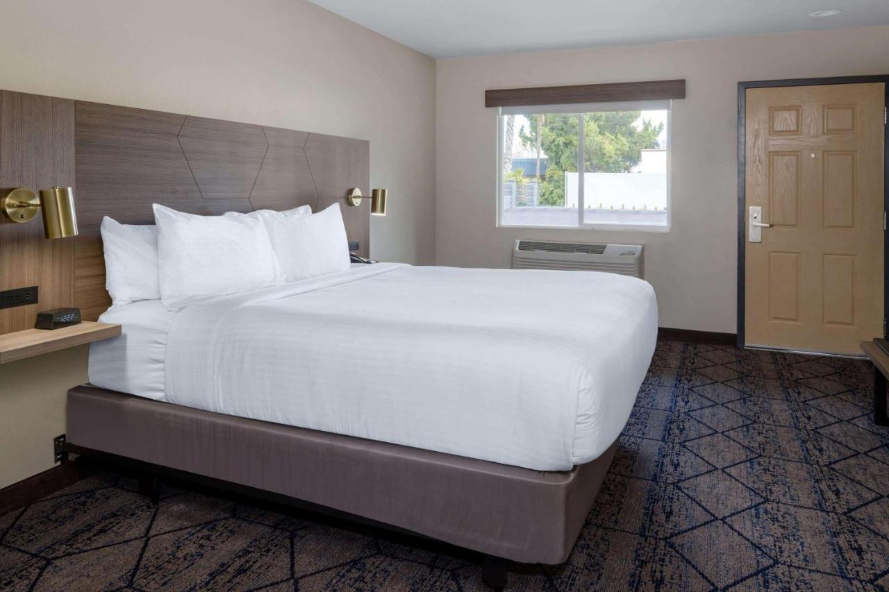 Готель Ramada By Wyndham Modesto Yosemite Area Екстер'єр фото