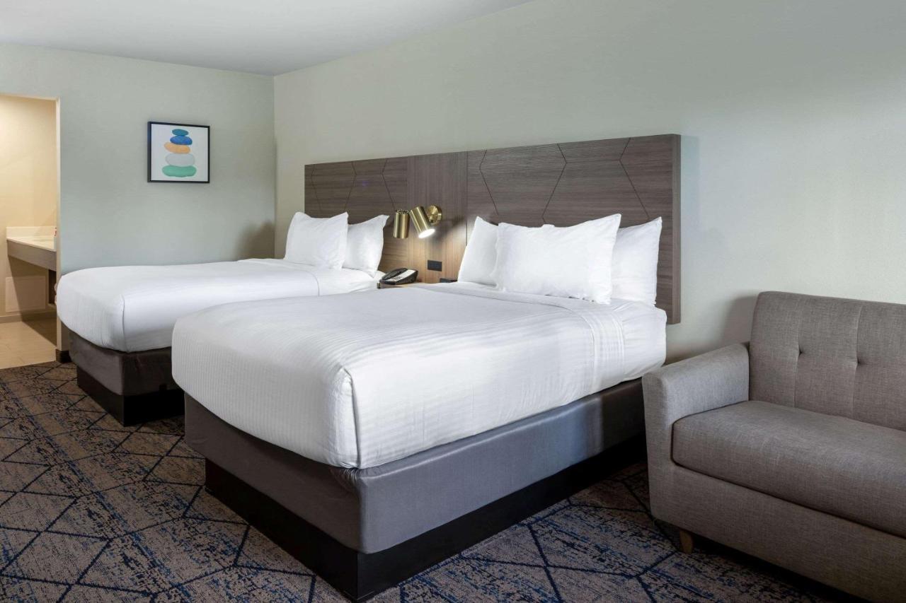 Готель Ramada By Wyndham Modesto Yosemite Area Екстер'єр фото