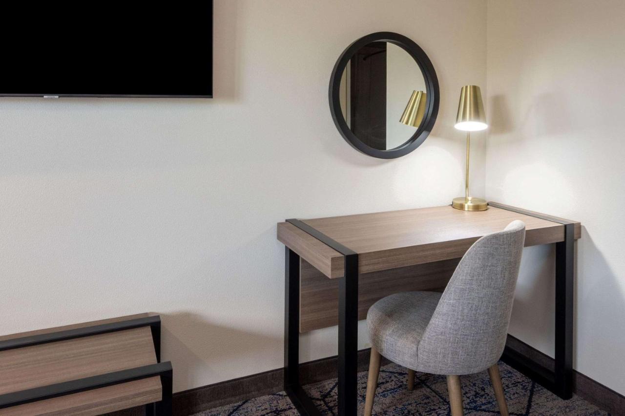 Готель Ramada By Wyndham Modesto Yosemite Area Екстер'єр фото