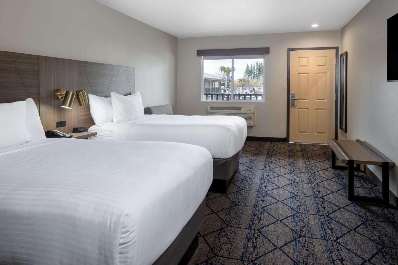 Готель Ramada By Wyndham Modesto Yosemite Area Екстер'єр фото