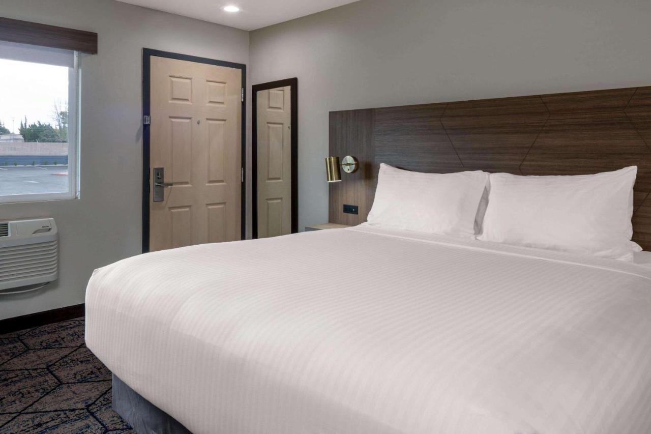 Готель Ramada By Wyndham Modesto Yosemite Area Екстер'єр фото