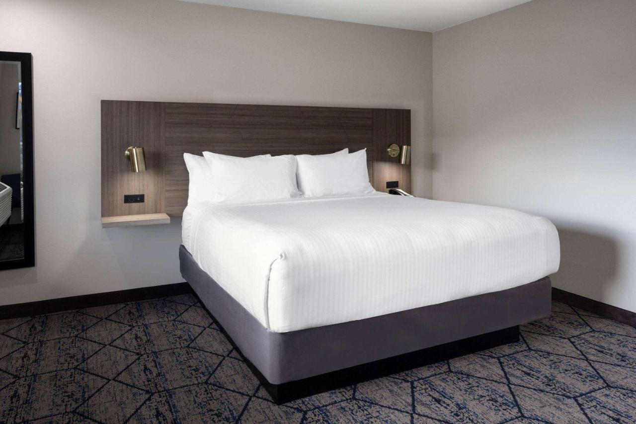 Готель Ramada By Wyndham Modesto Yosemite Area Екстер'єр фото