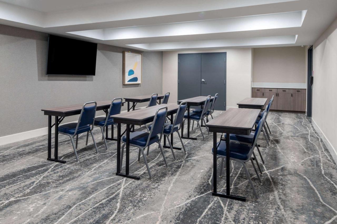 Готель Ramada By Wyndham Modesto Yosemite Area Екстер'єр фото