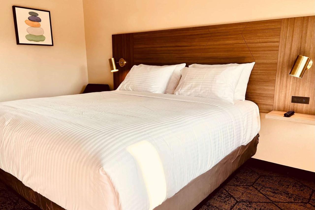 Готель Ramada By Wyndham Modesto Yosemite Area Екстер'єр фото