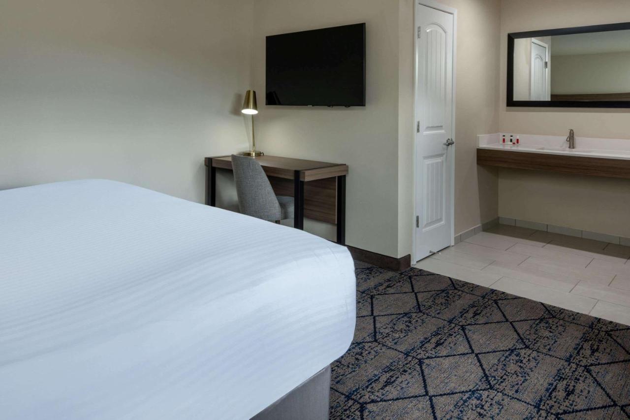 Готель Ramada By Wyndham Modesto Yosemite Area Екстер'єр фото