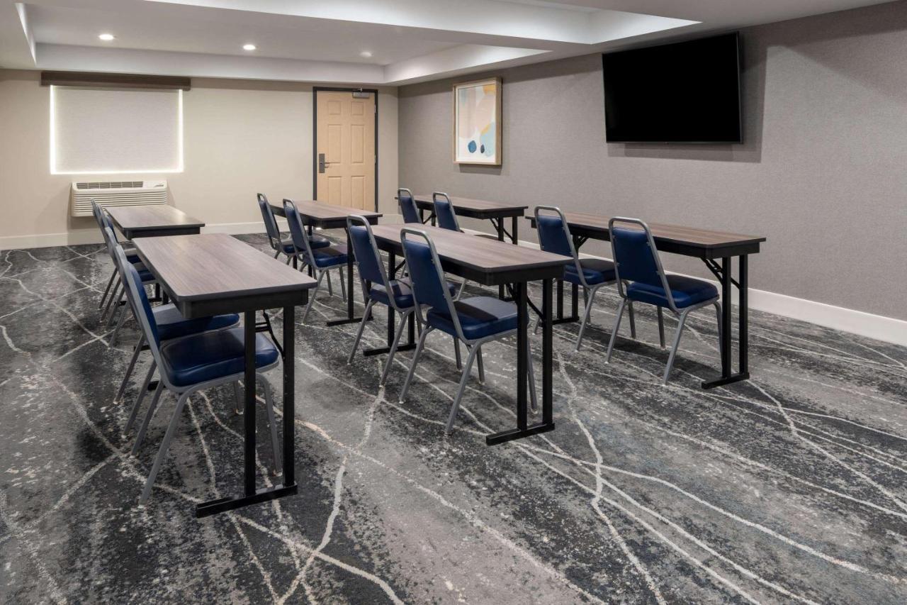 Готель Ramada By Wyndham Modesto Yosemite Area Екстер'єр фото