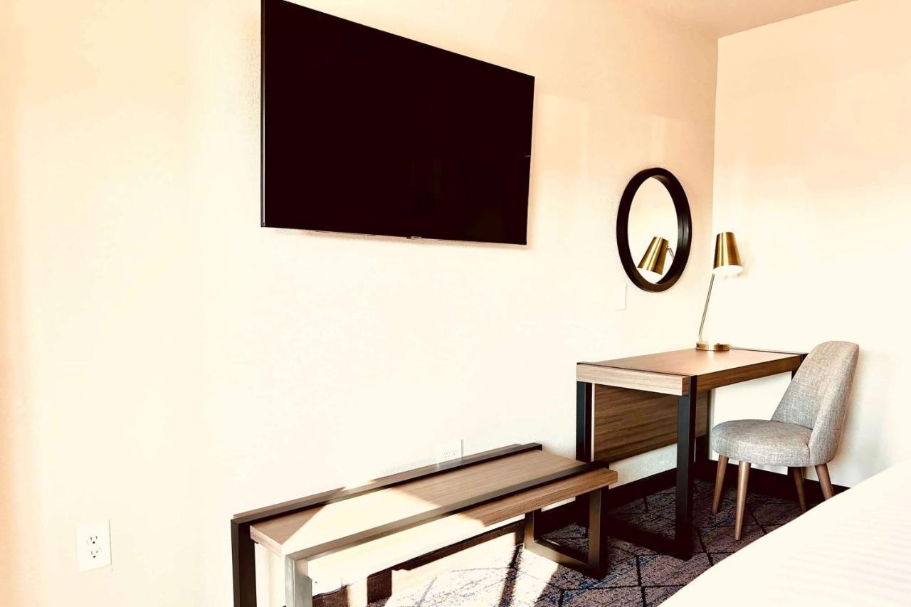 Готель Ramada By Wyndham Modesto Yosemite Area Екстер'єр фото