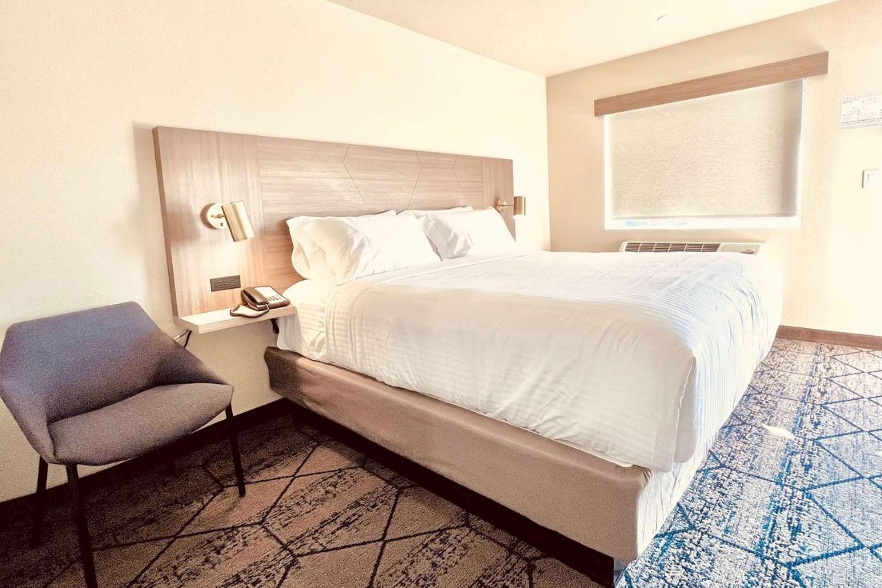 Готель Ramada By Wyndham Modesto Yosemite Area Екстер'єр фото