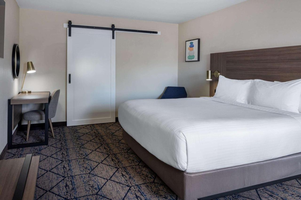 Готель Ramada By Wyndham Modesto Yosemite Area Екстер'єр фото