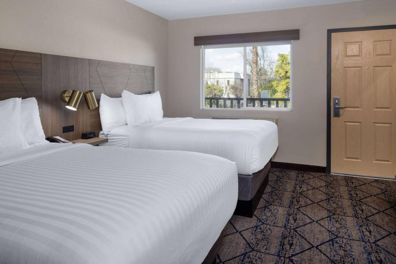 Готель Ramada By Wyndham Modesto Yosemite Area Екстер'єр фото