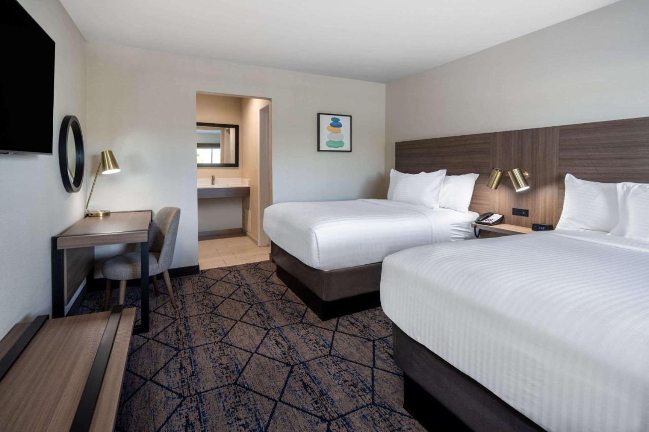 Готель Ramada By Wyndham Modesto Yosemite Area Екстер'єр фото