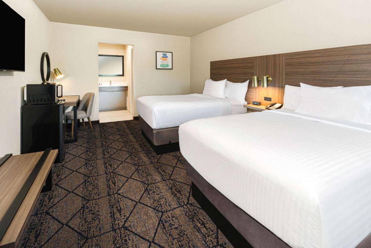 Готель Ramada By Wyndham Modesto Yosemite Area Екстер'єр фото