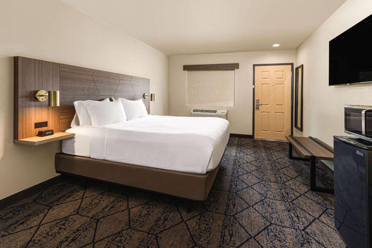 Готель Ramada By Wyndham Modesto Yosemite Area Екстер'єр фото
