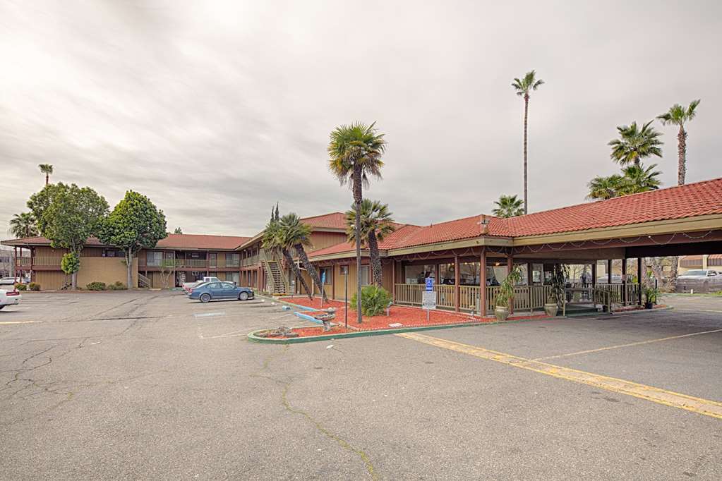 Готель Ramada By Wyndham Modesto Yosemite Area Екстер'єр фото