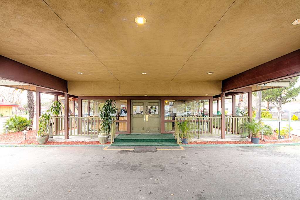 Готель Ramada By Wyndham Modesto Yosemite Area Екстер'єр фото