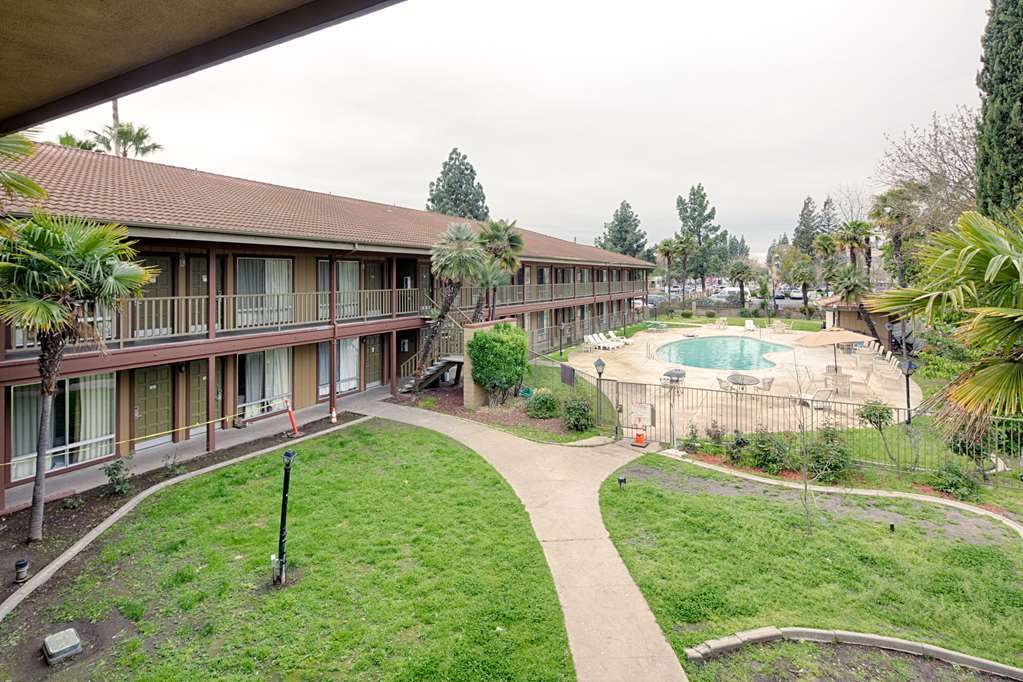 Готель Ramada By Wyndham Modesto Yosemite Area Екстер'єр фото