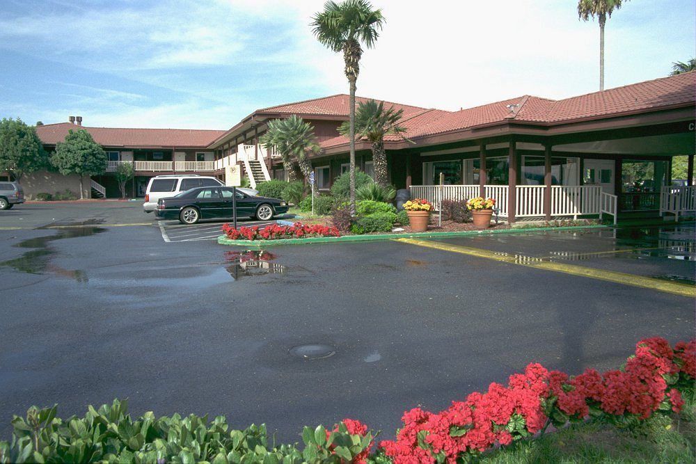 Готель Ramada By Wyndham Modesto Yosemite Area Екстер'єр фото