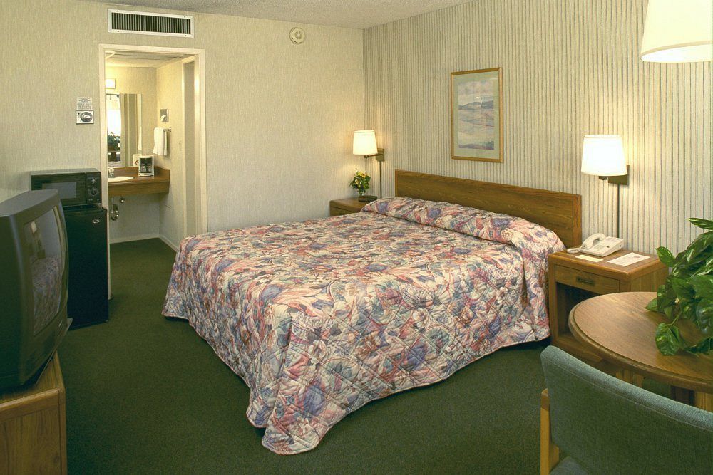 Готель Ramada By Wyndham Modesto Yosemite Area Екстер'єр фото