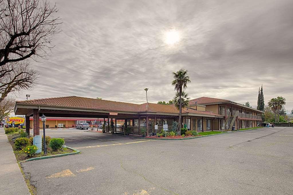 Готель Ramada By Wyndham Modesto Yosemite Area Екстер'єр фото