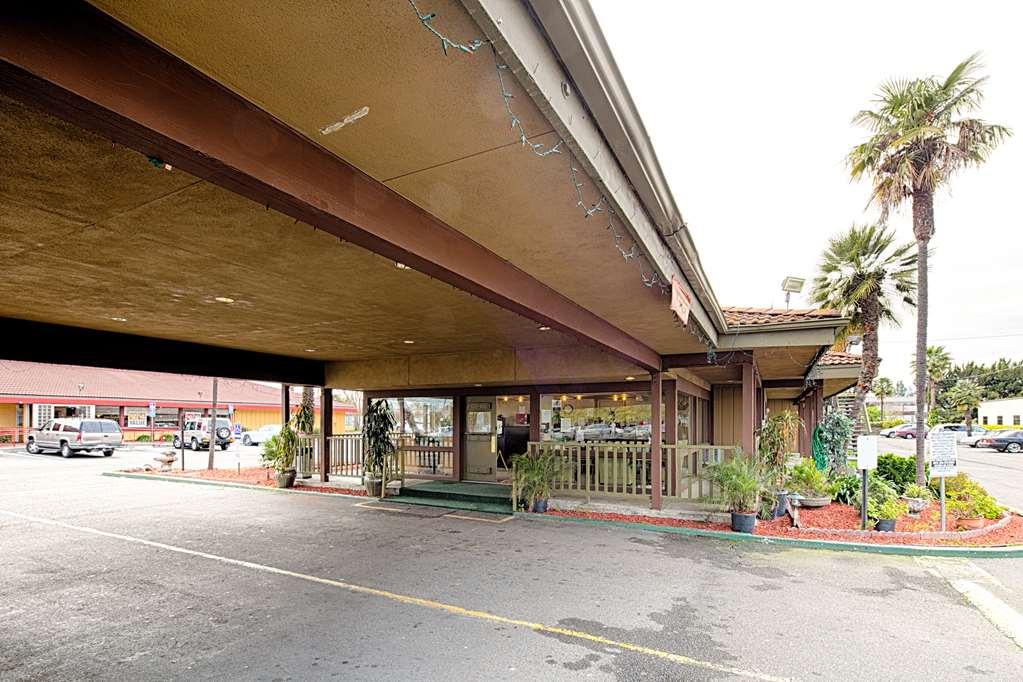 Готель Ramada By Wyndham Modesto Yosemite Area Екстер'єр фото