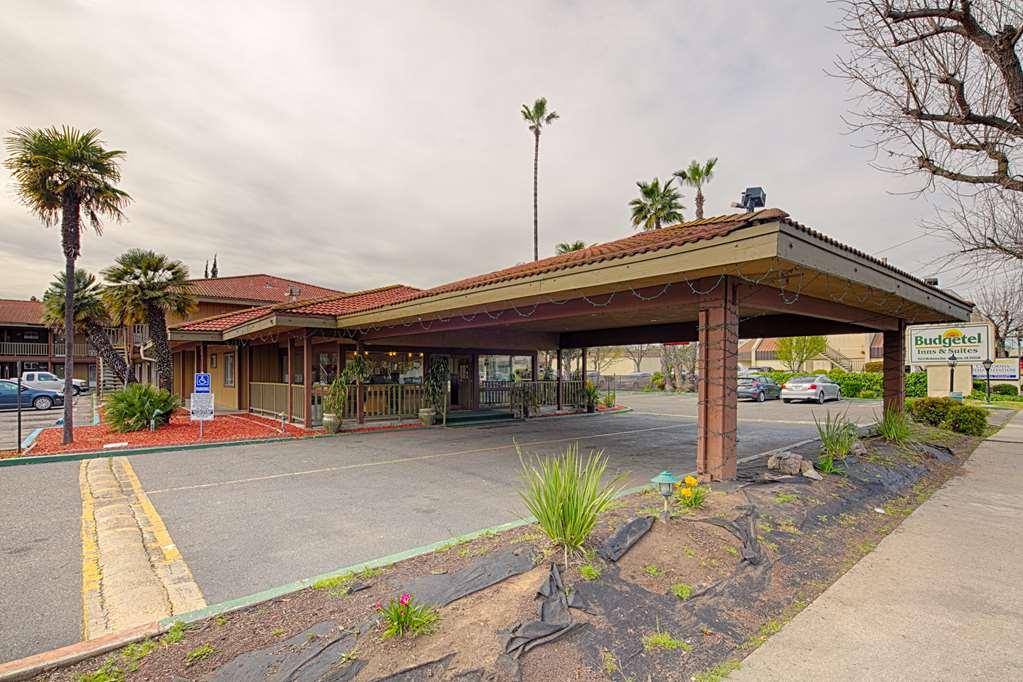 Готель Ramada By Wyndham Modesto Yosemite Area Екстер'єр фото