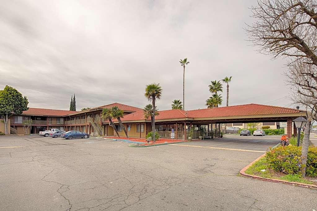 Готель Ramada By Wyndham Modesto Yosemite Area Екстер'єр фото